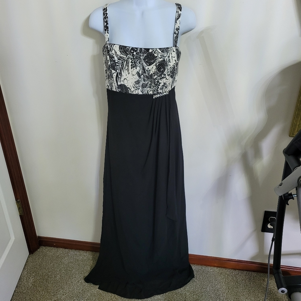 R&M Richards Black and White Floral Bodice Maxi Dress